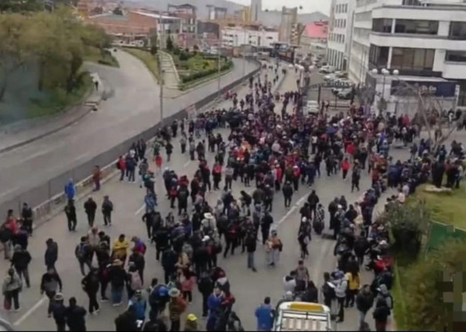 Mineros y maestros instalaron punto de bloqueo en la autopista La Paz-El Alto