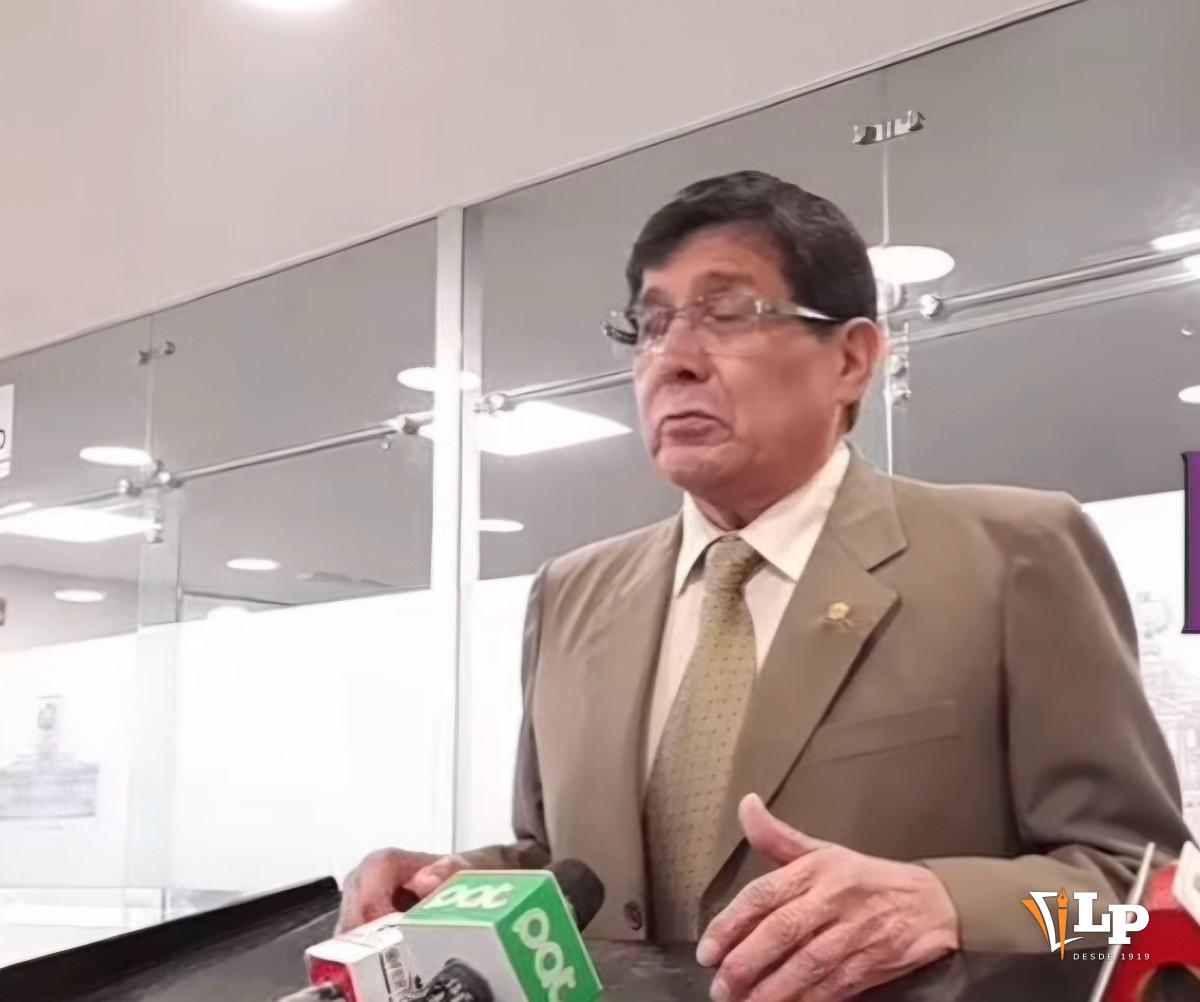 El senador Sánchez en conferencia de prensa