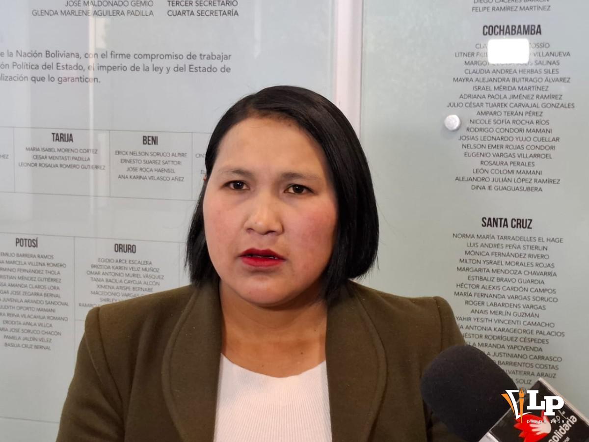 La senadora Pachacute en conferencia de prensa