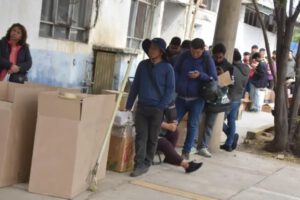 Un grupo de personas paradas