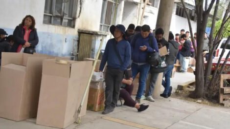 Un grupo de personas paradas