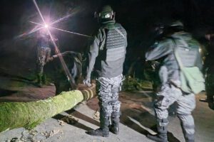 Efectivos policiales ejecutan operativo de desbloqueo en los Yungas