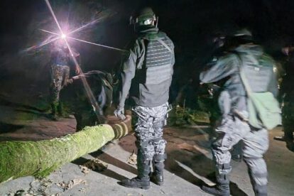 Efectivos policiales ejecutan operativo de desbloqueo en los Yungas