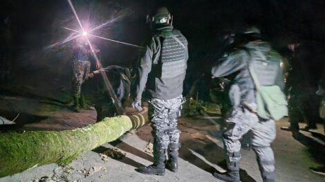 Efectivos policiales ejecutan operativo de desbloqueo en los Yungas