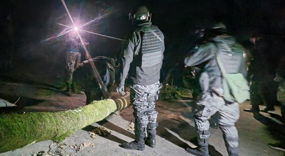Efectivos policiales ejecutan operativo de desbloqueo en los Yungas