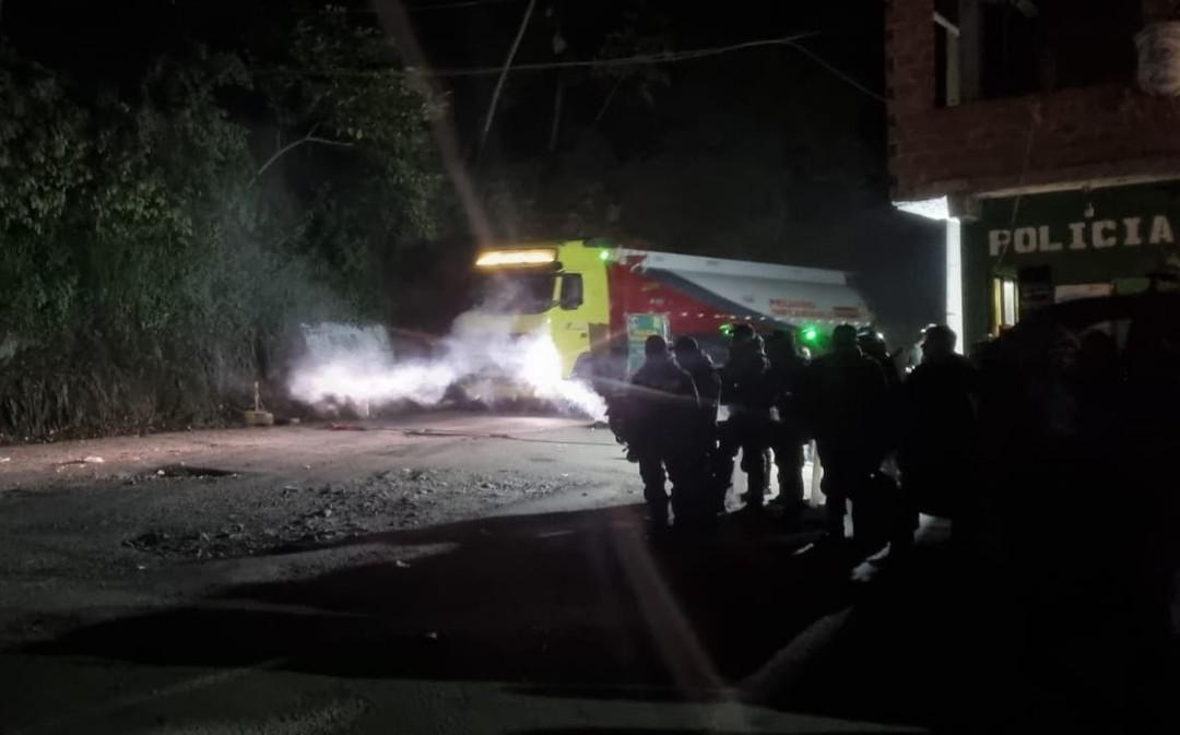 Efectivos de la policía vigilan continuamente para preservar el orden