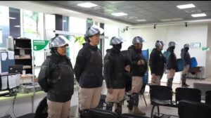 Un grupo de personas paradas