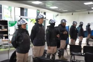Un grupo de personas paradas