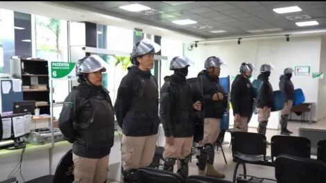 Un grupo de personas paradas