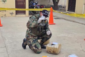 Las autoridades decomisaron cuatro paquetes de marihuana