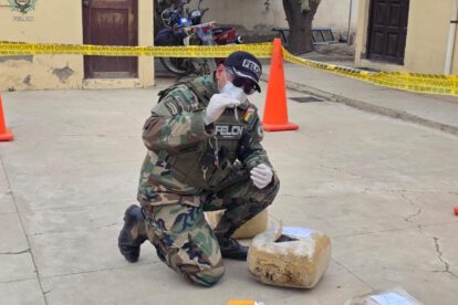 Las autoridades decomisaron cuatro paquetes de marihuana