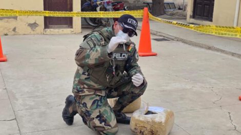 Las autoridades decomisaron cuatro paquetes de marihuana