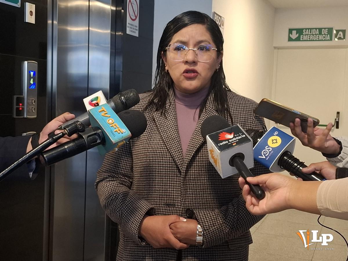La diputada Claros en conferencia de prensa