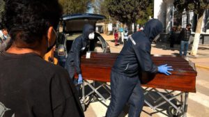 Familiares despiden el féretro con los restos de un fallecido, a las puertas del cementerio general de la ciudad de Cochabamba (Bolivia)