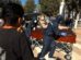 Familiares despiden el féretro con los restos de un fallecido, a las puertas del cementerio general de la ciudad de Cochabamba (Bolivia)