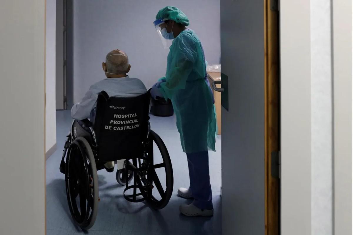 Una enfermera atiende a un paciente