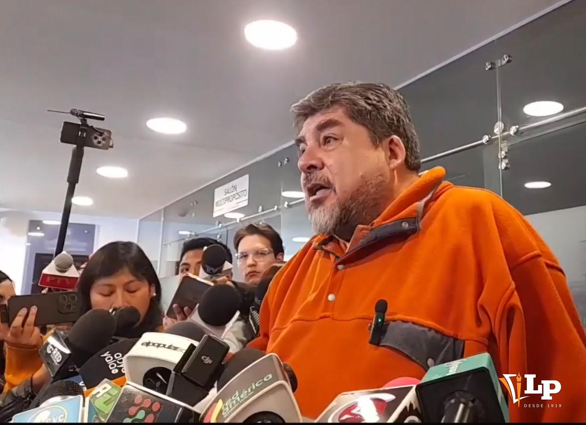 El diputado Zegarra en conferencia de prensa