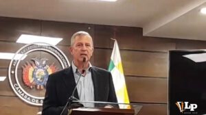 El senador Branko Marinkovic en conferencia de prensa
