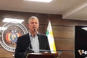 El senador Branko Marinkovic en conferencia de prensa