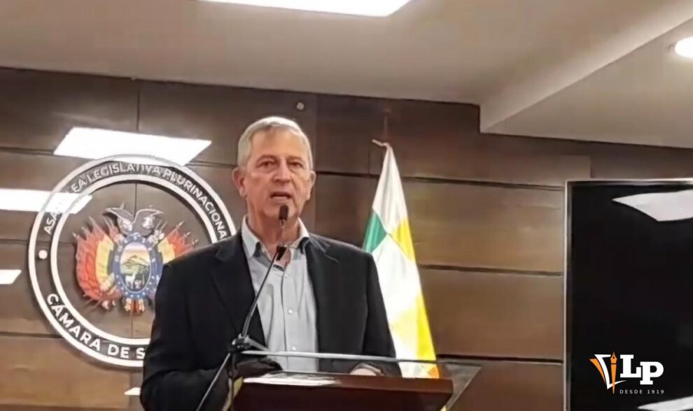 El senador Branko Marinkovic en conferencia de prensa