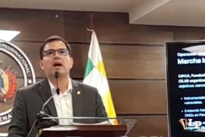El senador Roca en conferencia de prensa
