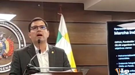 El senador Roca en conferencia de prensa