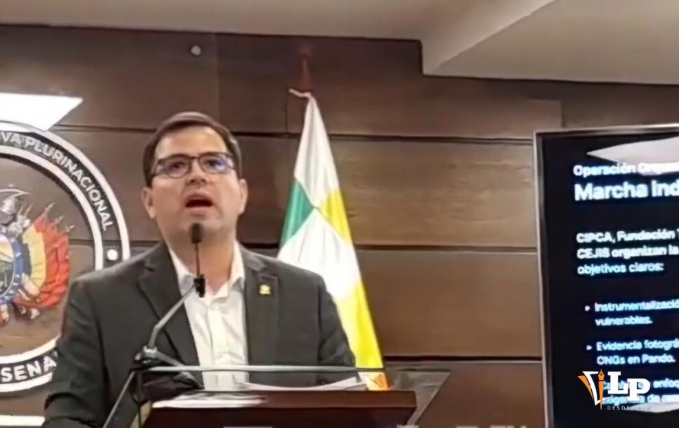 El senador Roca en conferencia de prensa