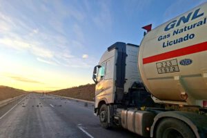 El 3 de mayo de 2026, el camión cisterna salió de la Planta de GNL de Santa Cruz