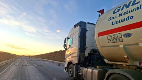 El 3 de mayo de 2026, el camión cisterna salió de la Planta de GNL de Santa Cruz