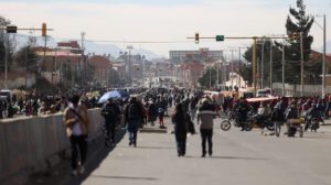 Personas caminan por una vía bloqueada