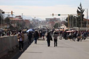 Personas caminan por una vía bloqueada
