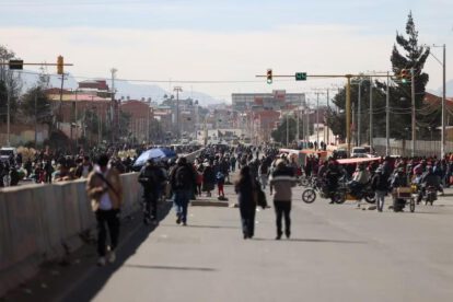 Personas caminan por una vía bloqueada