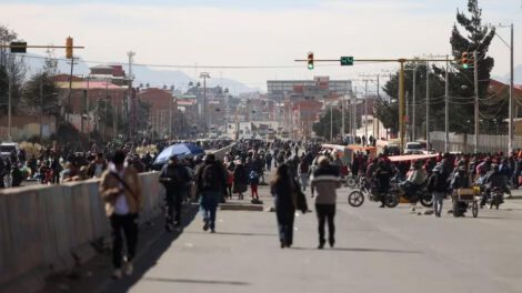 Personas caminan por una vía bloqueada