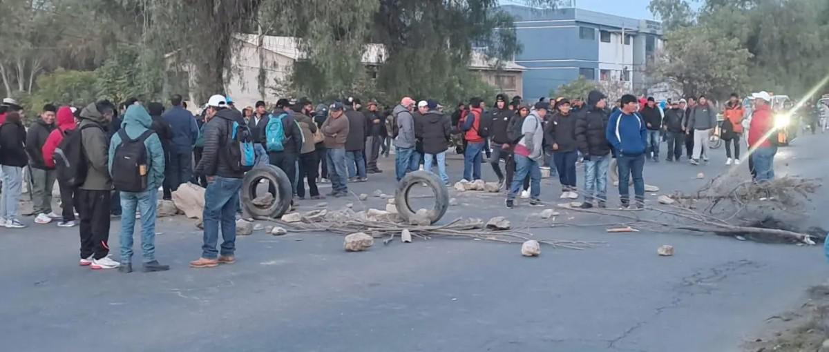 Un grupo de personas  bloqueando