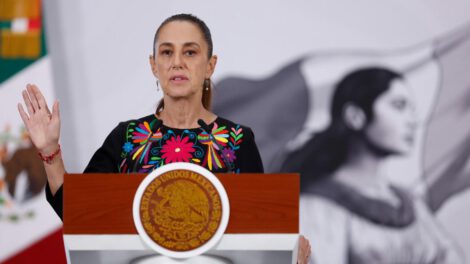 La presidenta de México, Claudia Sheinbaum, habla durante una rueda de prensa