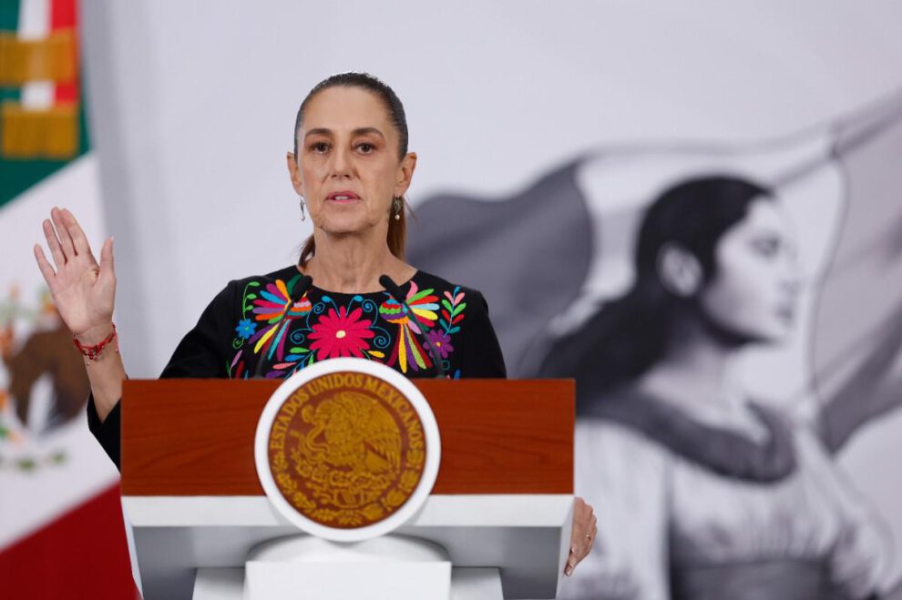 La presidenta de México, Claudia Sheinbaum, habla durante una rueda de prensa