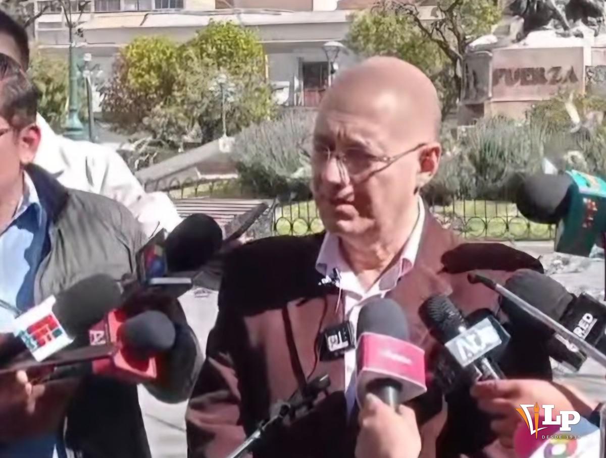 El interventor de Epsas, Edgar Landívar, en conferencia de prensa
