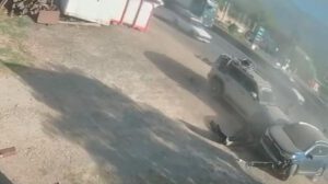 Dos vehículos colisionaron en la Av. Albina Patiño km 15 carretera a  Valle Bajo, un menor de edad fue atropellado