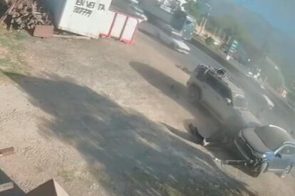 Dos vehículos colisionaron en la Av. Albina Patiño km 15 carretera a  Valle Bajo, un menor de edad fue atropellado