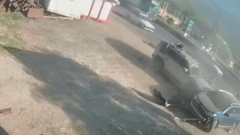 Dos vehículos colisionaron en la Av. Albina Patiño km 15 carretera a  Valle Bajo, un menor de edad fue atropellado