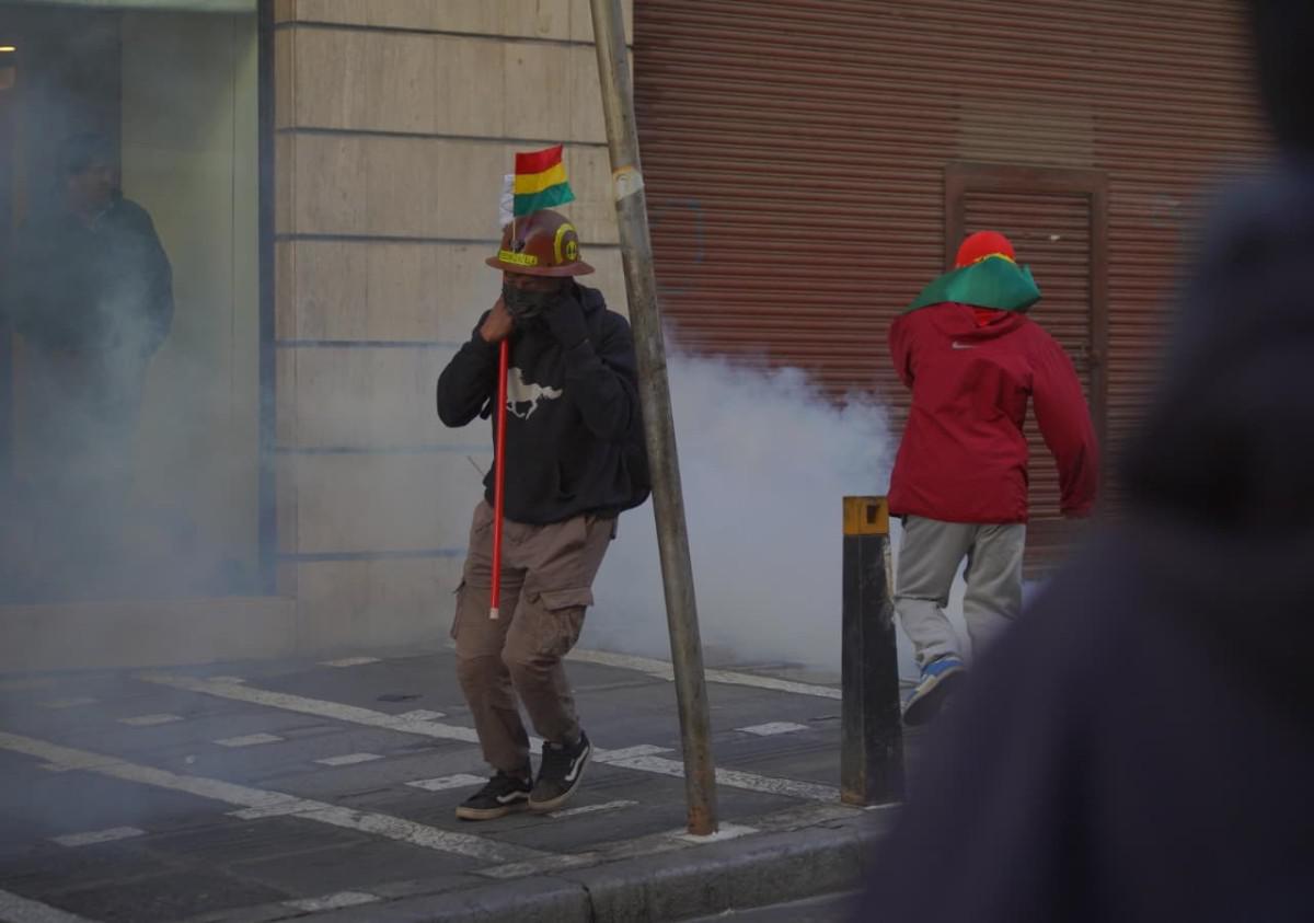 Un minero cooperativista se protege del gas lacrimógeno
