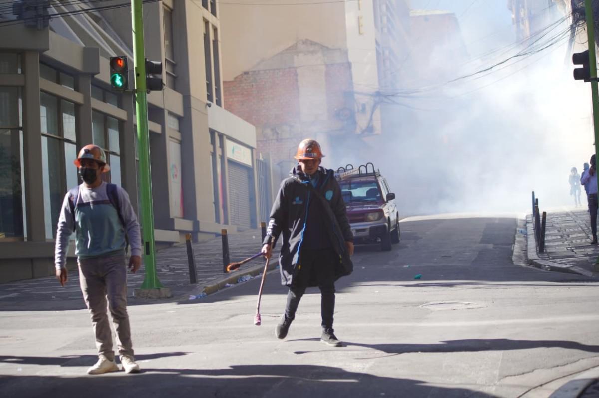 Manifestantes armados con dinamita avanzan por las calles del centro paceño