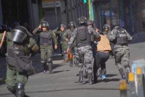 Efectivos de la UTOP capturan a un manifestante tras los violentos choques en los accesos a la plaza Murillo