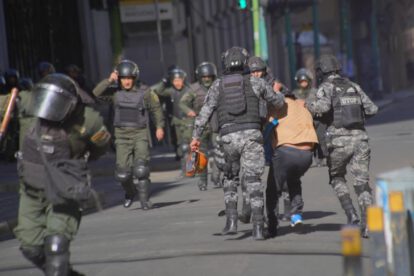 Efectivos de la UTOP capturan a un manifestante tras los violentos choques en los accesos a la plaza Murillo