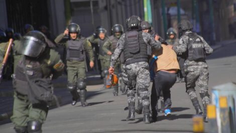 Efectivos de la UTOP capturan a un manifestante tras los violentos choques en los accesos a la plaza Murillo