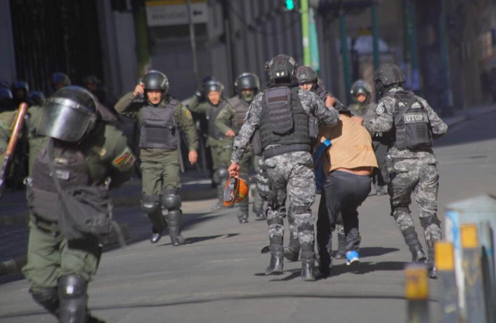 Efectivos de la UTOP capturan a un manifestante tras los violentos choques en los accesos a la plaza Murillo