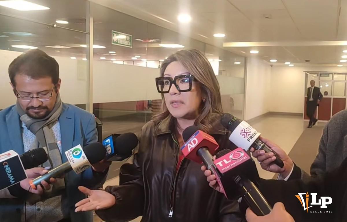 La senadora Mallón en conferencia de prensa