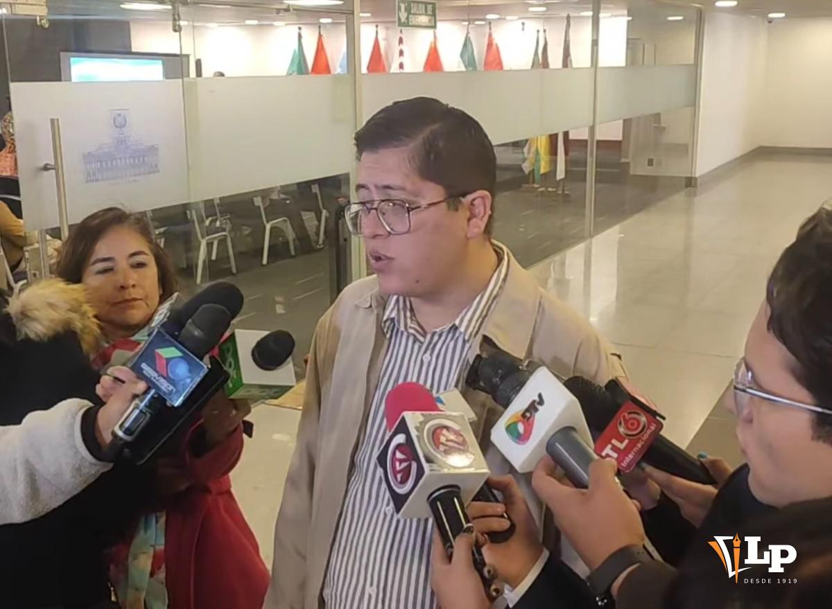 El senador Pinto en conferencia de prensa