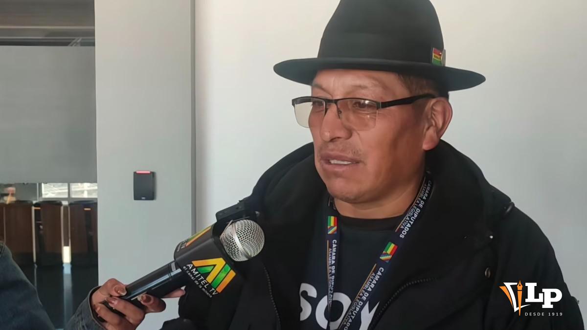 El diputado Villca en conferencia de prensa