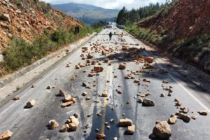 Un bloqueo en una de las carreteras del país